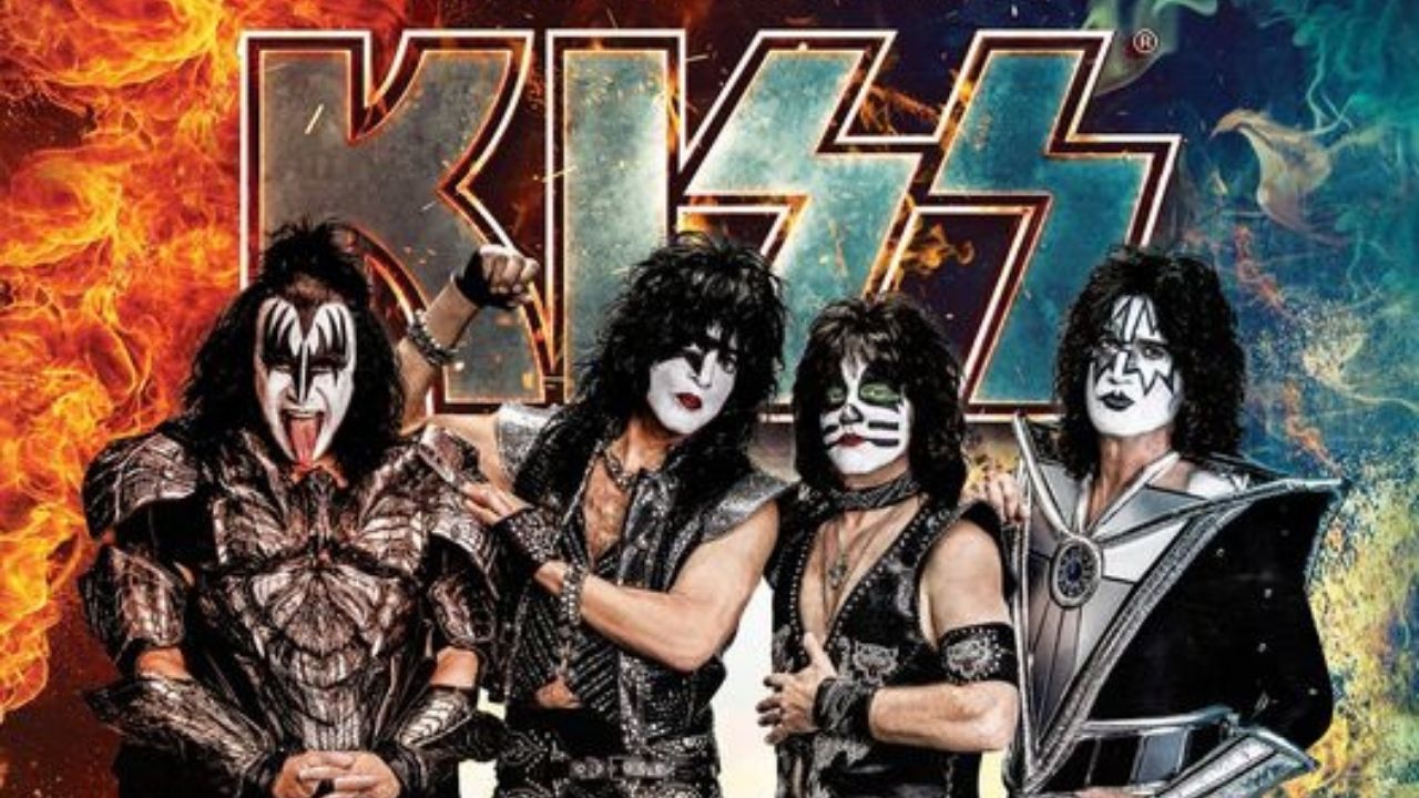 Integrantes do Kiss com o logo original ao fundo.