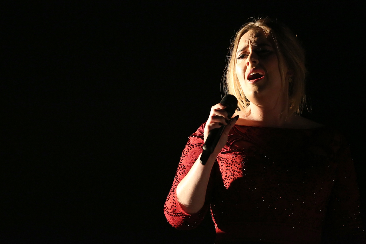Durante show na Holanda, Adele promete se apresentar no Brasil