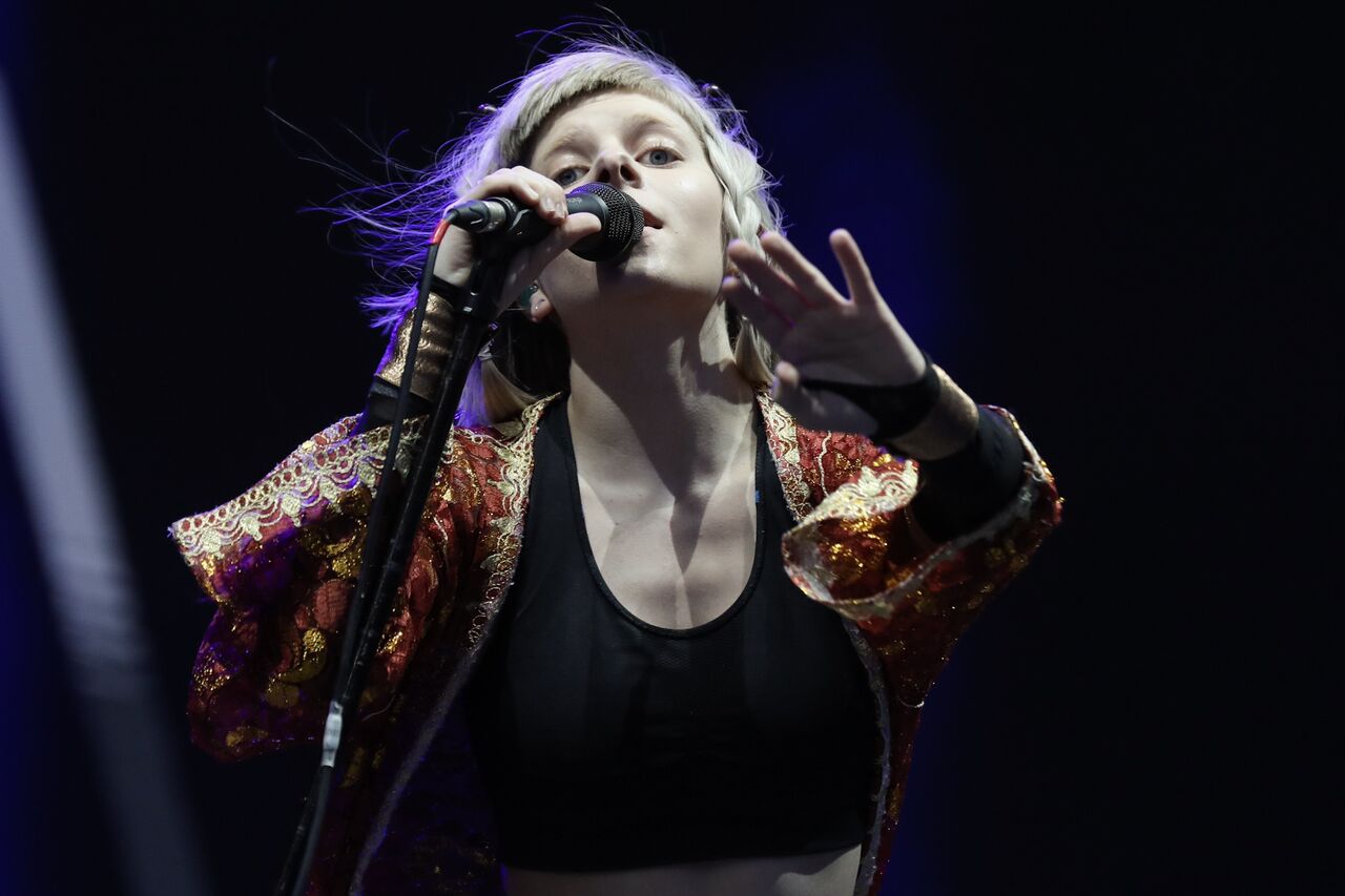 Aurora anima público no Lollapalooza, mas deixa de fora uma de suas faixas  mais conhecidas