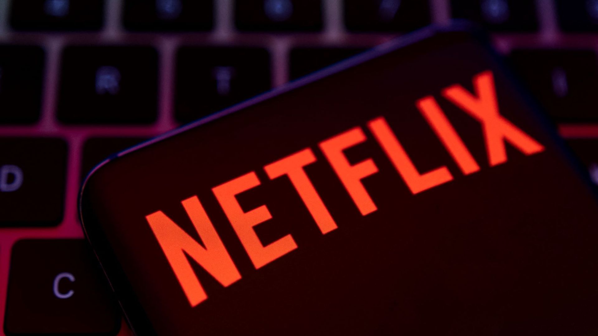 Taxa da Netflix: entenda como a novidade do streaming vai afetar sua  assinatura