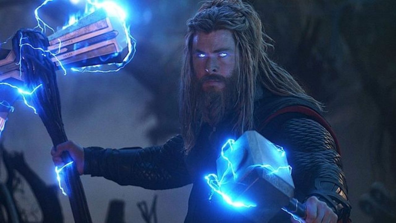 Thor da fiel? Apresentador presenteia Chris Hemsworth com camisa